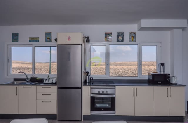 5 soverom Villa til salgs i El Cuchillo, Tinajo med svømmebasseng garasje - € 650 000 (Ref: 8906516)