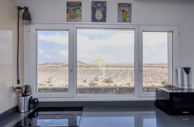 5 soverom Villa til salgs i El Cuchillo, Tinajo med svømmebasseng garasje - € 650 000 (Ref: 8906516)