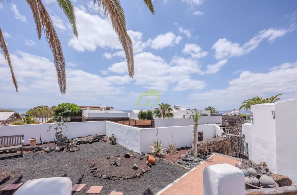 3 soverom Villa til salgs i Puerto del Carmen med svømmebasseng garasje - € 785 000 (Ref: 8967056)
