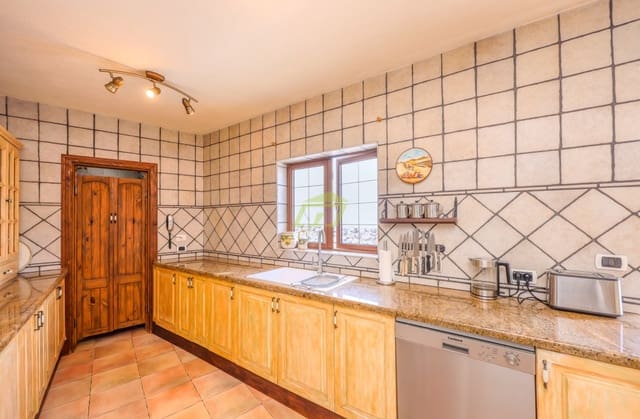 3 soverom Villa til salgs i Puerto del Carmen, Tías med svømmebasseng garasje - € 785 000 (Ref: 8967056)