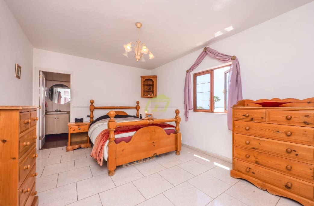 3 soverom Villa til salgs i Puerto del Carmen med svømmebasseng garasje - € 785 000 (Ref: 8967056)