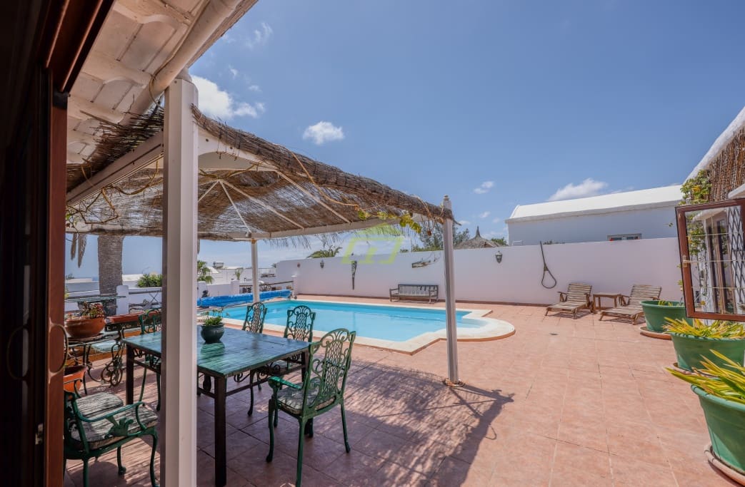3 soverom Villa til salgs i Puerto del Carmen med svømmebasseng garasje - € 785 000 (Ref: 8967056)