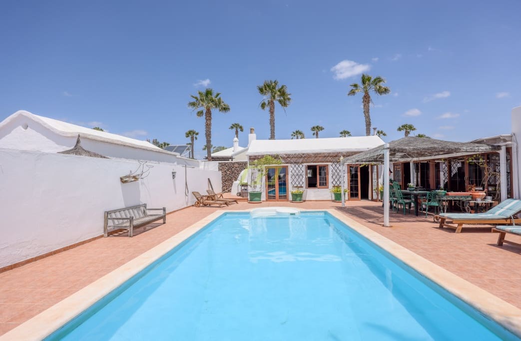 3 soverom Villa til salgs i Puerto del Carmen med svømmebasseng garasje - € 785 000 (Ref: 8967056)