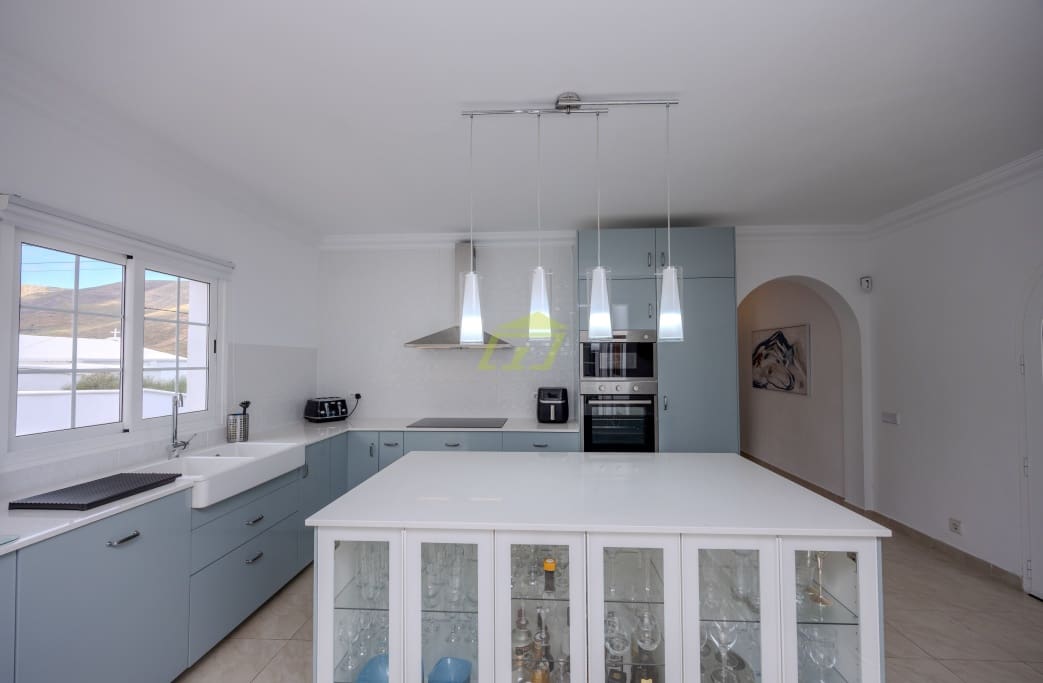 4 soveværelse Villa til salg i Tabayesco med swimmingpool garage - € 950.000 (Ref: 8992091)