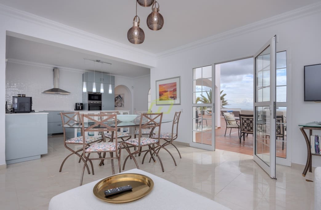 4 soveværelse Villa til salg i Tabayesco med swimmingpool garage - € 950.000 (Ref: 8992091)