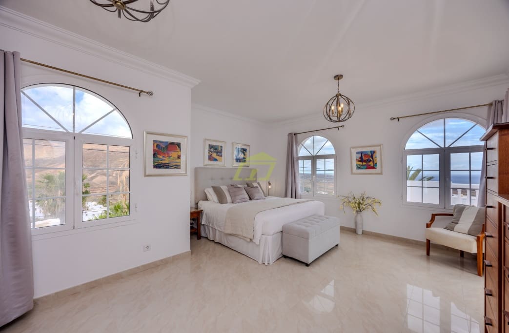 4 soveværelse Villa til salg i Tabayesco med swimmingpool garage - € 950.000 (Ref: 8992091)