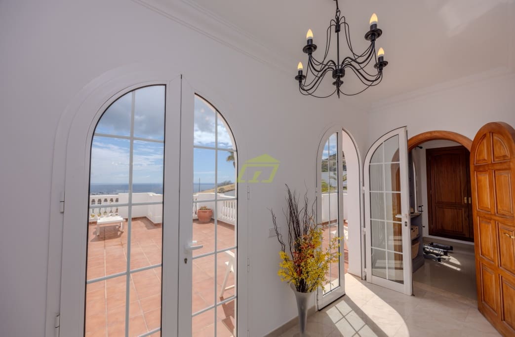 4 soveværelse Villa til salg i Tabayesco med swimmingpool garage - € 950.000 (Ref: 8992091)