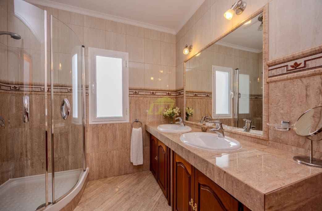 4 soveværelse Villa til salg i Tabayesco med swimmingpool garage - € 950.000 (Ref: 8992091)