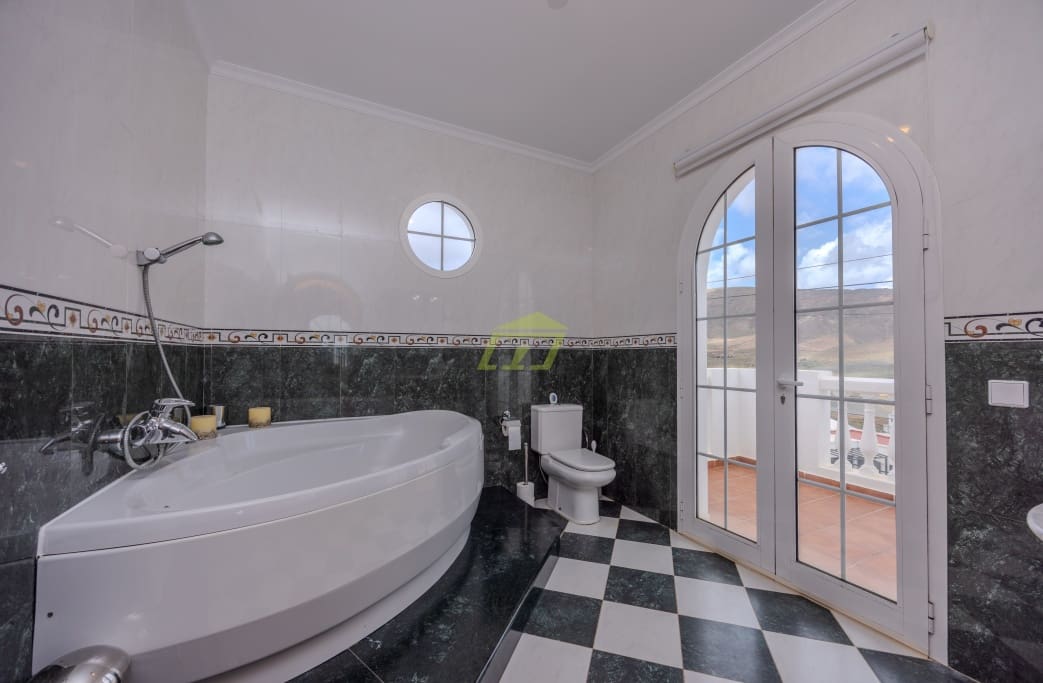 4 soveværelse Villa til salg i Tabayesco med swimmingpool garage - € 950.000 (Ref: 8992091)