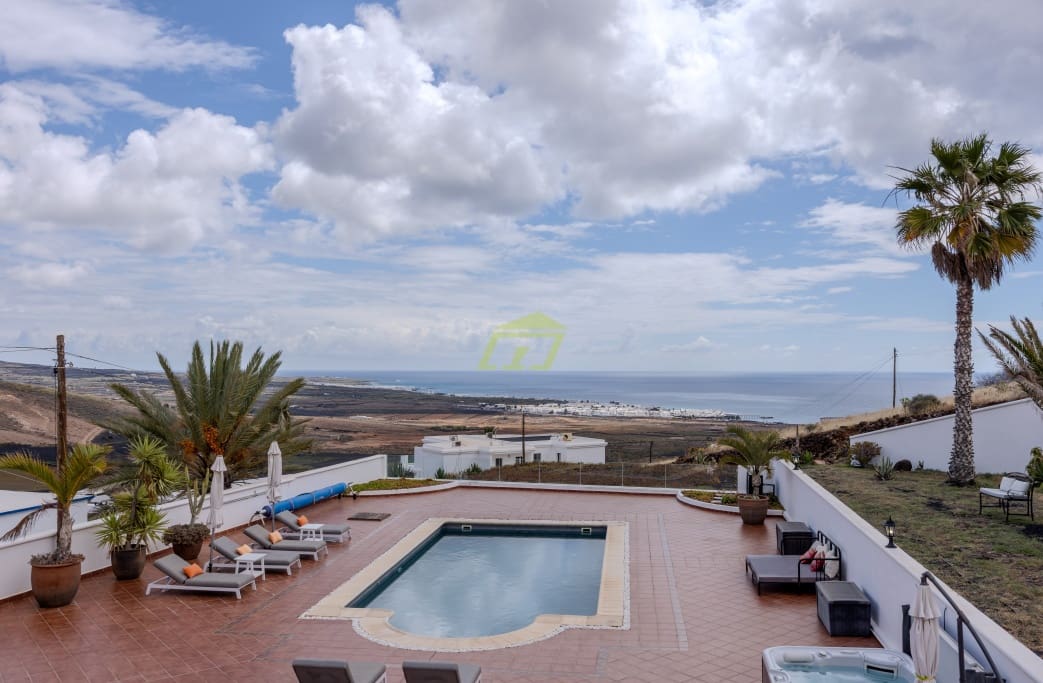 4 soveværelse Villa til salg i Tabayesco med swimmingpool garage - € 950.000 (Ref: 8992091)