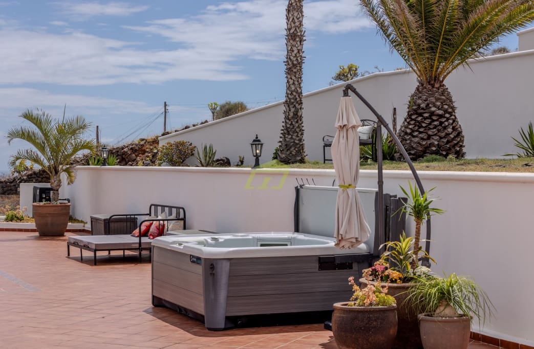 4 soveværelse Villa til salg i Tabayesco med swimmingpool garage - € 950.000 (Ref: 8992091)