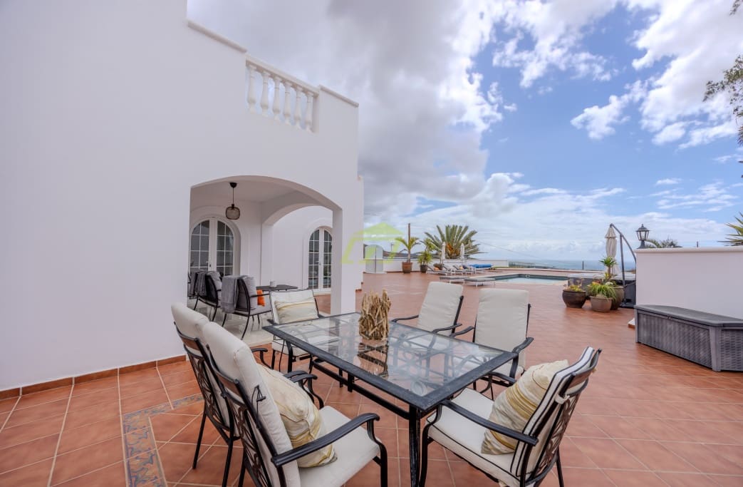 4 soveværelse Villa til salg i Tabayesco med swimmingpool garage - € 950.000 (Ref: 8992091)