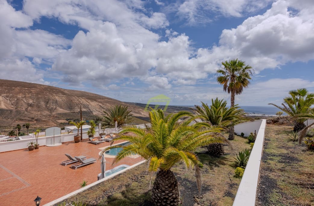 4 soveværelse Villa til salg i Tabayesco med swimmingpool garage - € 950.000 (Ref: 8992091)