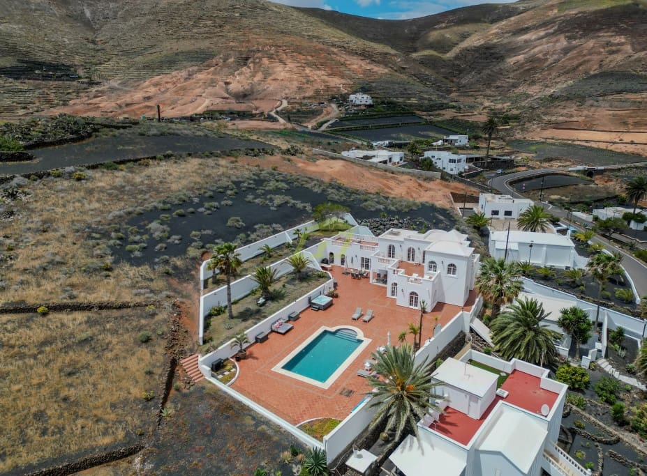 4 soveværelse Villa til salg i Tabayesco med swimmingpool garage - € 950.000 (Ref: 8992091)