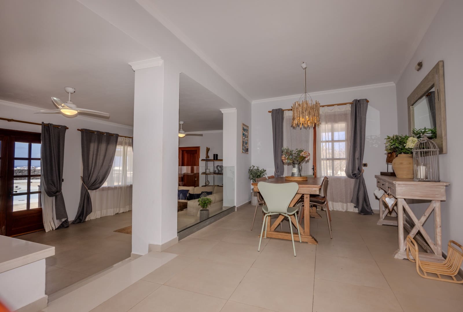 5 soverom Villa til salgs i Playa Blanca med svømmebasseng garasje - € 1 750 000 (Ref: 8992867)