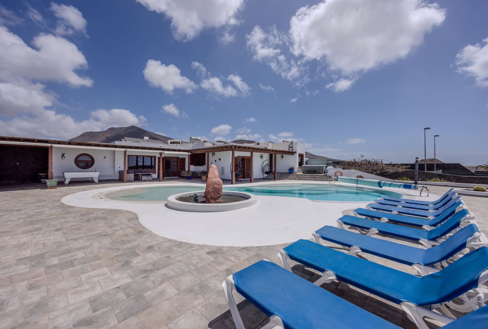 5 soverom Villa til salgs i Playa Blanca med svømmebasseng garasje - € 1 750 000 (Ref: 8992867)