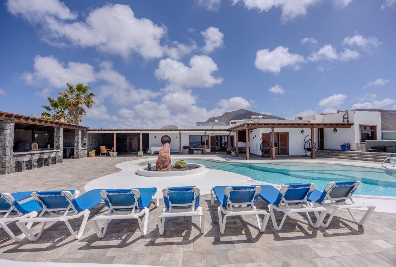 5 soverom Villa til salgs i Playa Blanca med svømmebasseng garasje - € 1 750 000 (Ref: 8992867)
