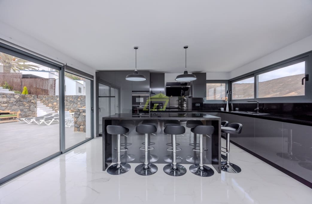 3 soveværelse Rækkehus til salg i Tabayesco med swimmingpool garage - € 650.000 (Ref: 9032732)