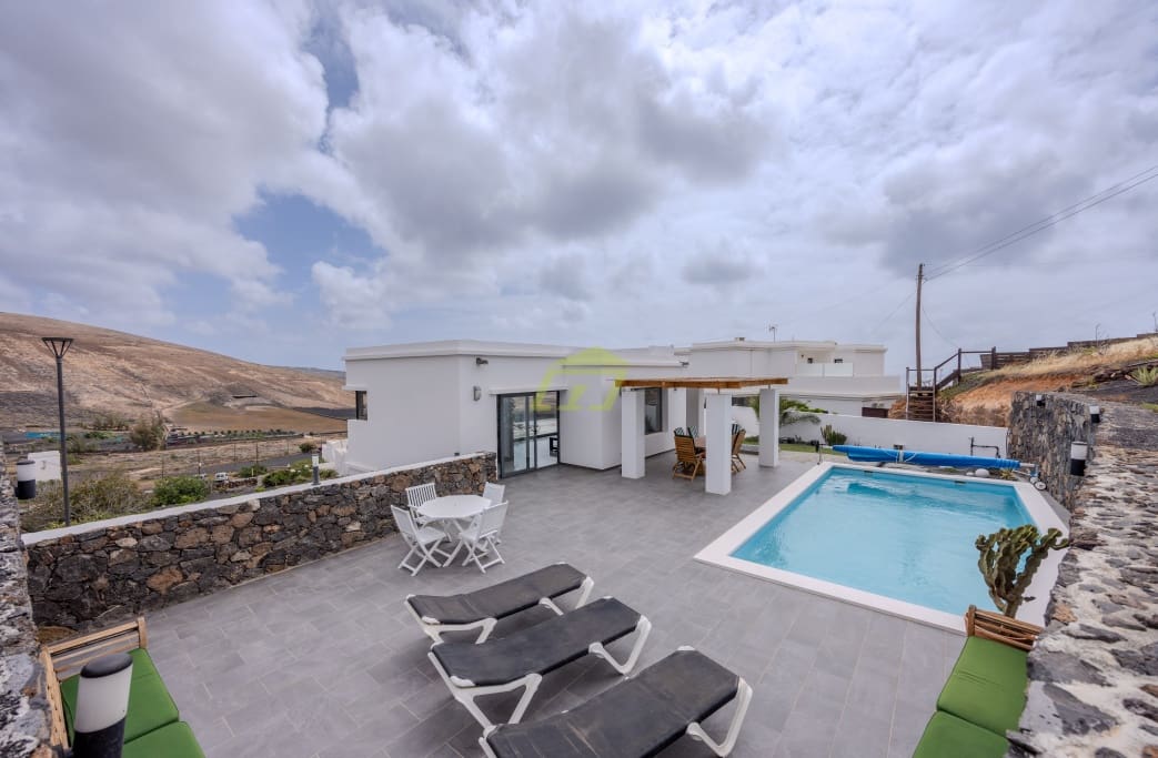 3 soveværelse Rækkehus til salg i Tabayesco med swimmingpool garage - € 650.000 (Ref: 9032732)