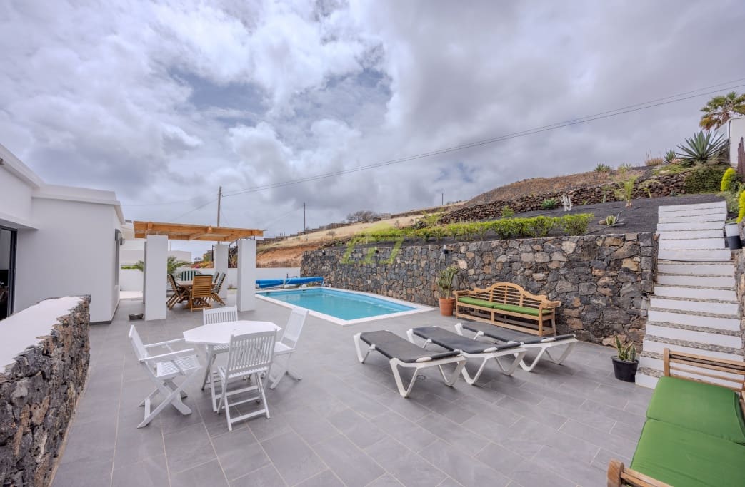 3 soveværelse Rækkehus til salg i Tabayesco med swimmingpool garage - € 650.000 (Ref: 9032732)