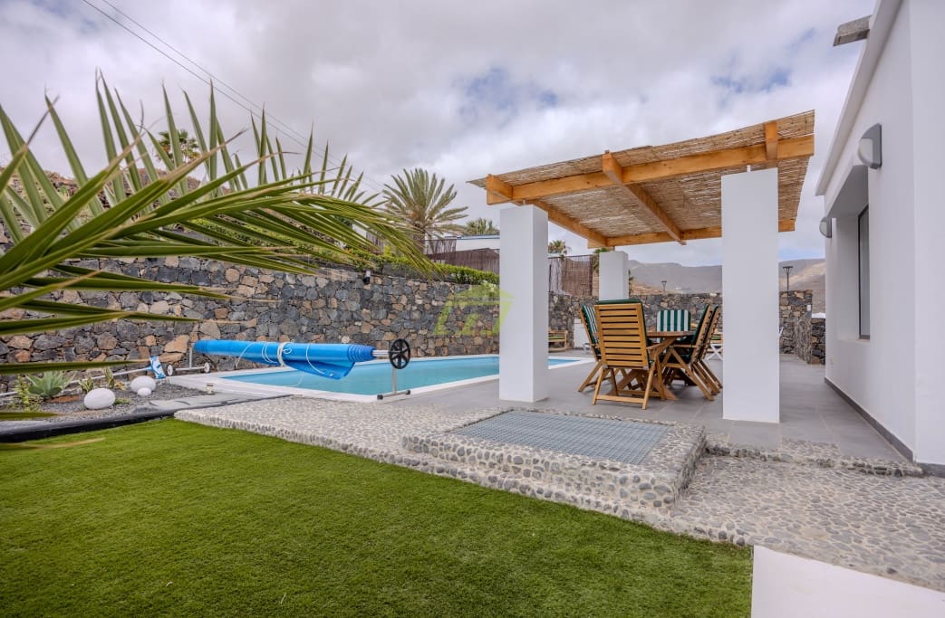 3 soveværelse Rækkehus til salg i Tabayesco med swimmingpool garage - € 650.000 (Ref: 9032732)