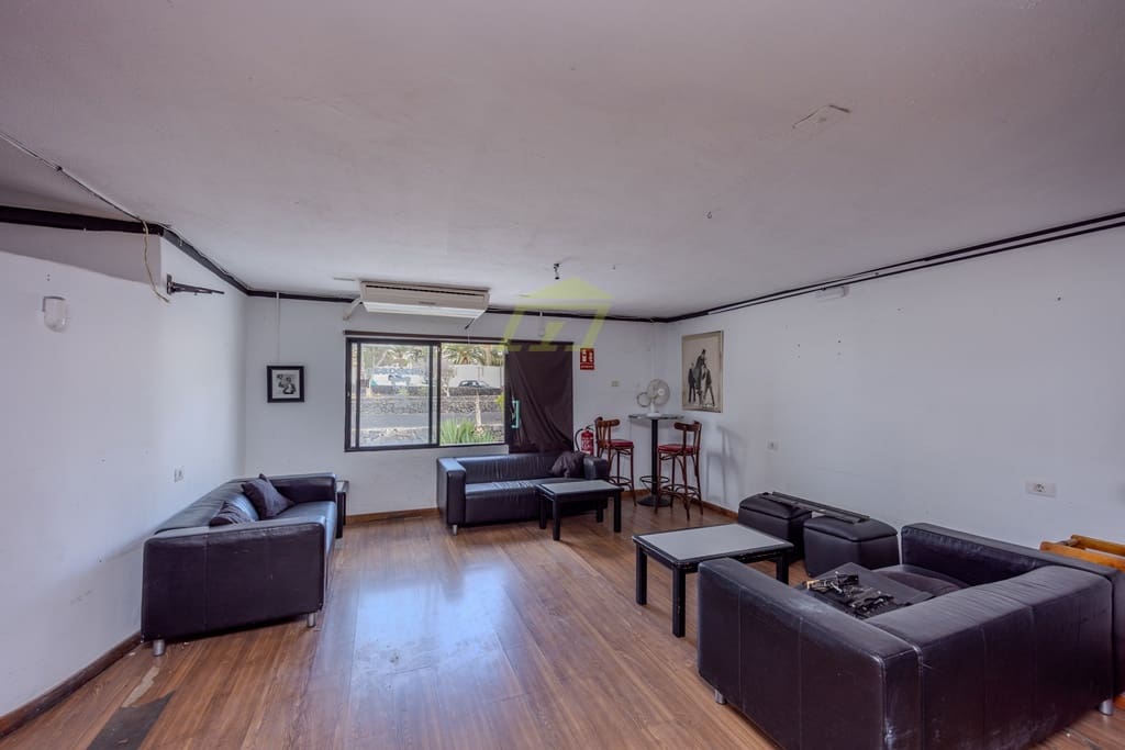 Commercial for sale in Puerto del Carmen - € 320,000 (Ref: 9035588)