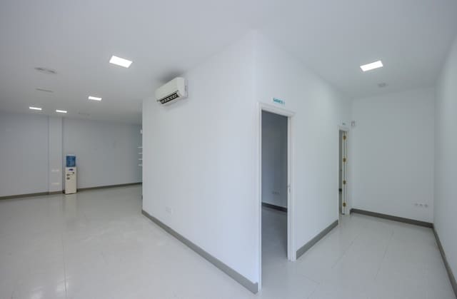 1 bedroom Commercial for sale in Arrecife with garage - € 180,000 (Ref: 9042732)