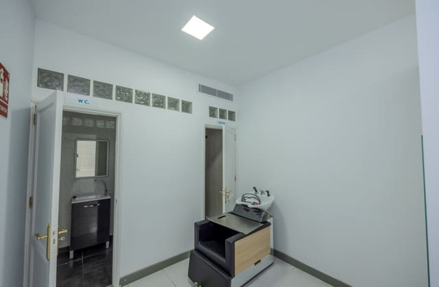 1 bedroom Commercial for sale in Arrecife with garage - € 180,000 (Ref: 9042732)