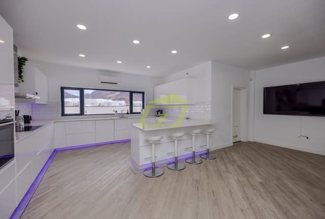 7 Zimmer Villa zu verkaufen in Playa Blanca, Yaiza mit Pool Garage - 1.900.000 € (Ref: 9138456)
