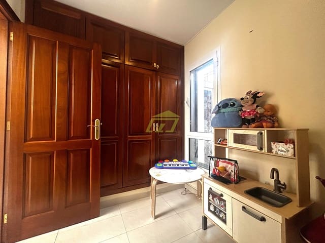 6 slaapkamer Rijtjeshuis te koop in San Bartolomé met garage - € 375.000 (Ref: 9151020)