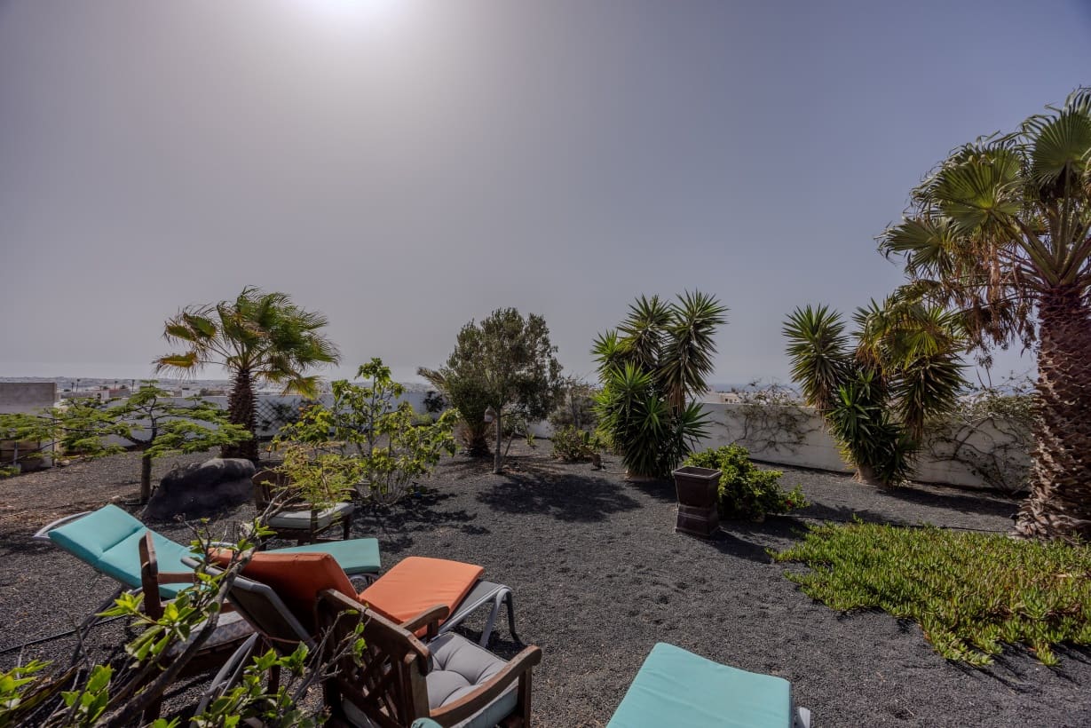 2 bedroom Villa for sale in Arrecife with garage - € 350,000 (Ref: 9172420)