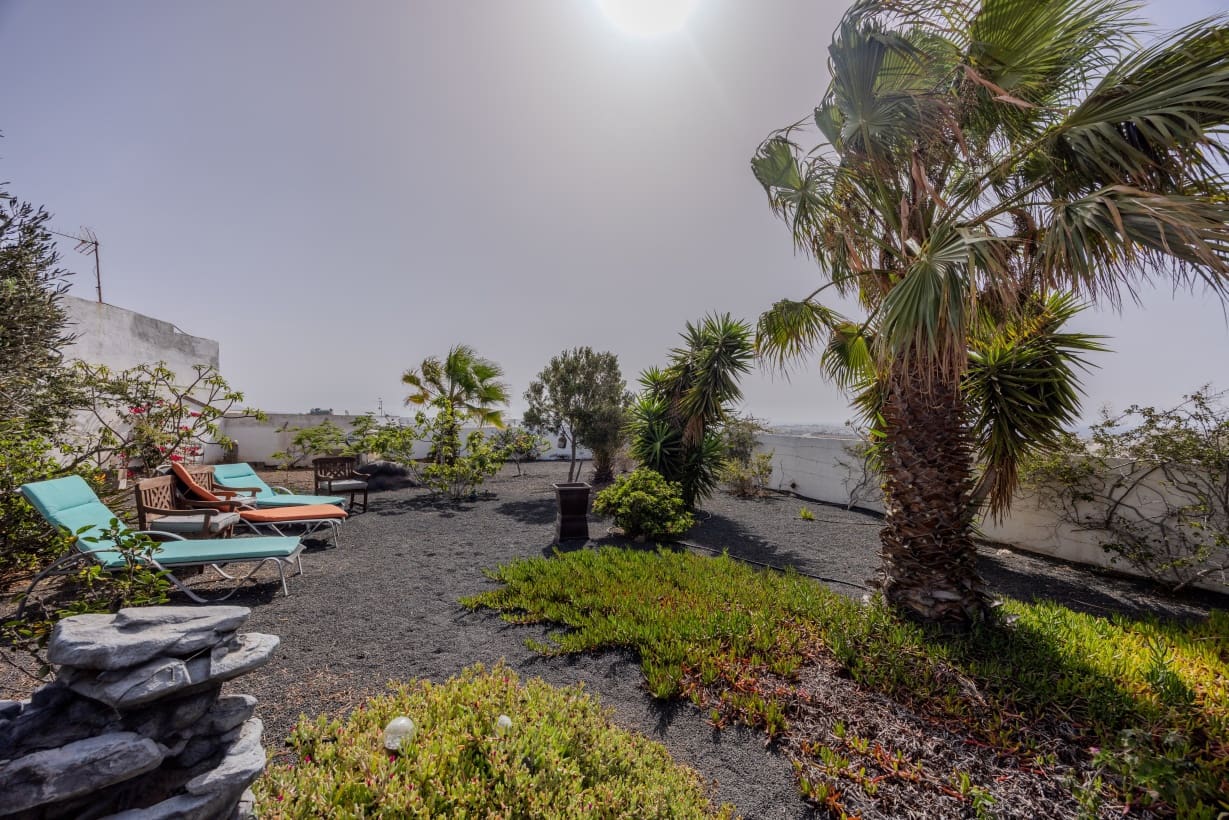 2 bedroom Villa for sale in Arrecife with garage - € 350,000 (Ref: 9172420)