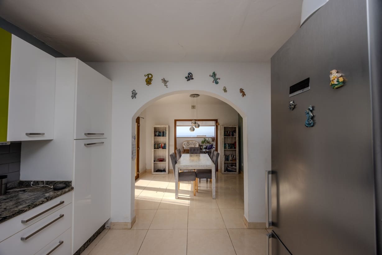 2 bedroom Villa for sale in Arrecife with garage - € 350,000 (Ref: 9172420)