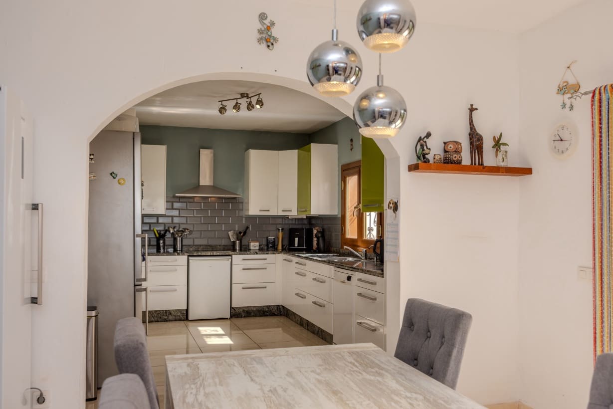 2 bedroom Villa for sale in Arrecife with garage - € 350,000 (Ref: 9172420)