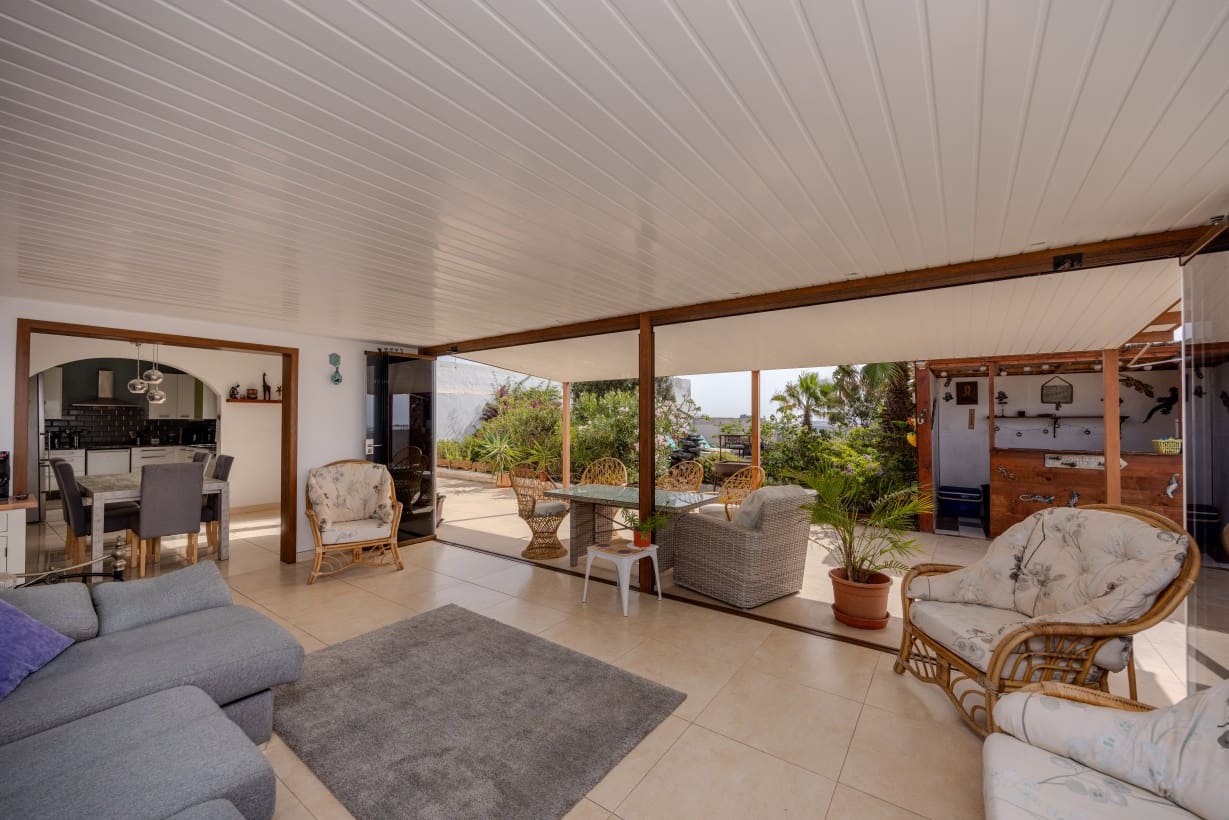 2 bedroom Villa for sale in Arrecife with garage - € 350,000 (Ref: 9172420)