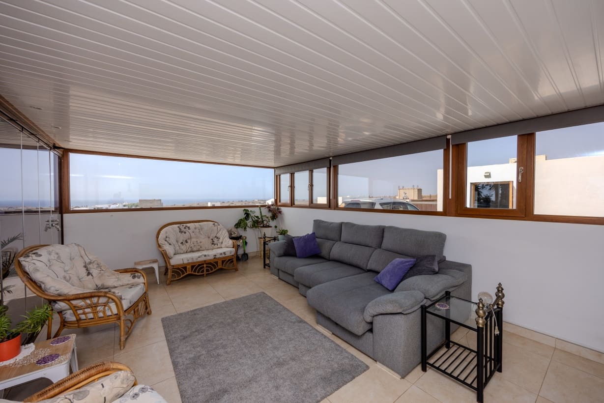 2 bedroom Villa for sale in Arrecife with garage - € 350,000 (Ref: 9172420)