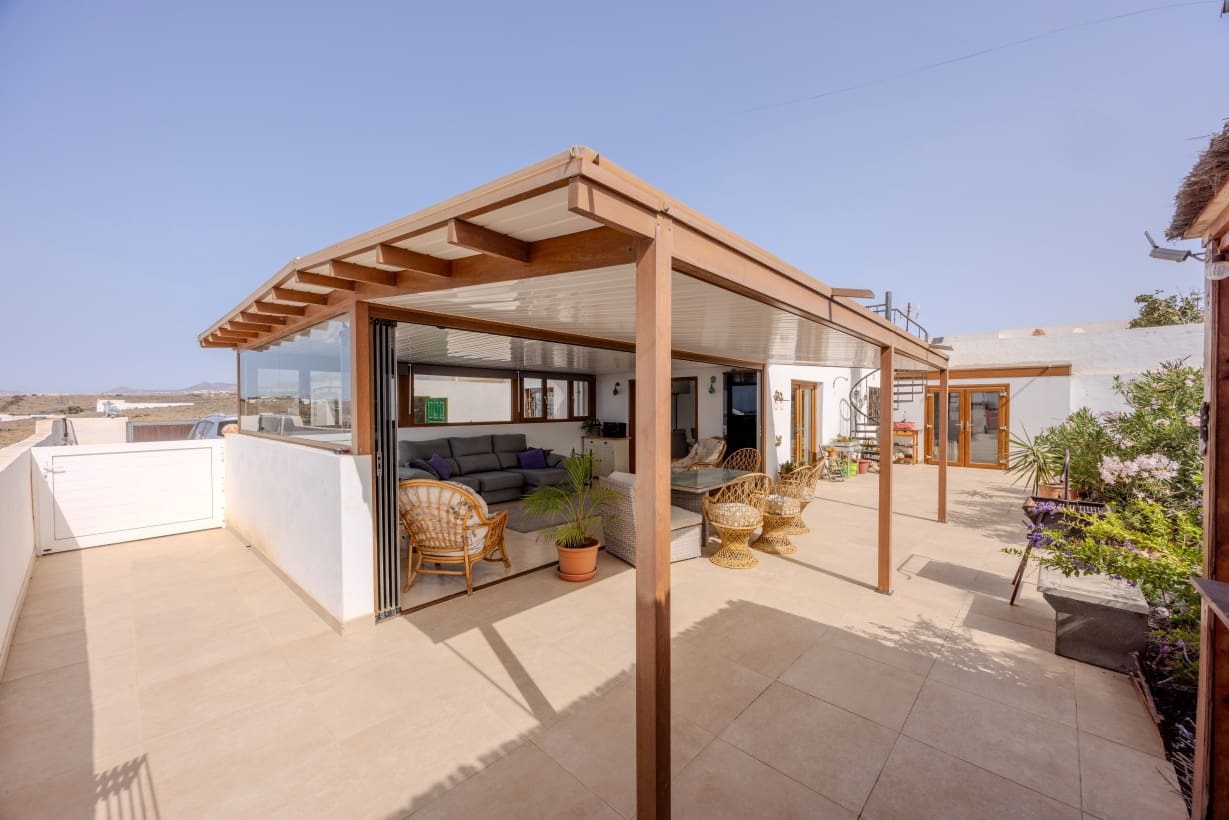 2 bedroom Villa for sale in Arrecife with garage - € 350,000 (Ref: 9172420)