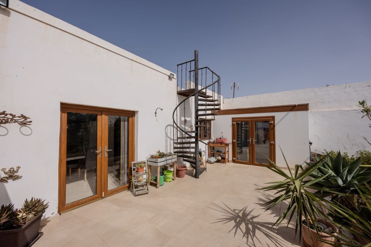 2 bedroom Villa for sale in Arrecife with garage - € 350,000 (Ref: 9172420)