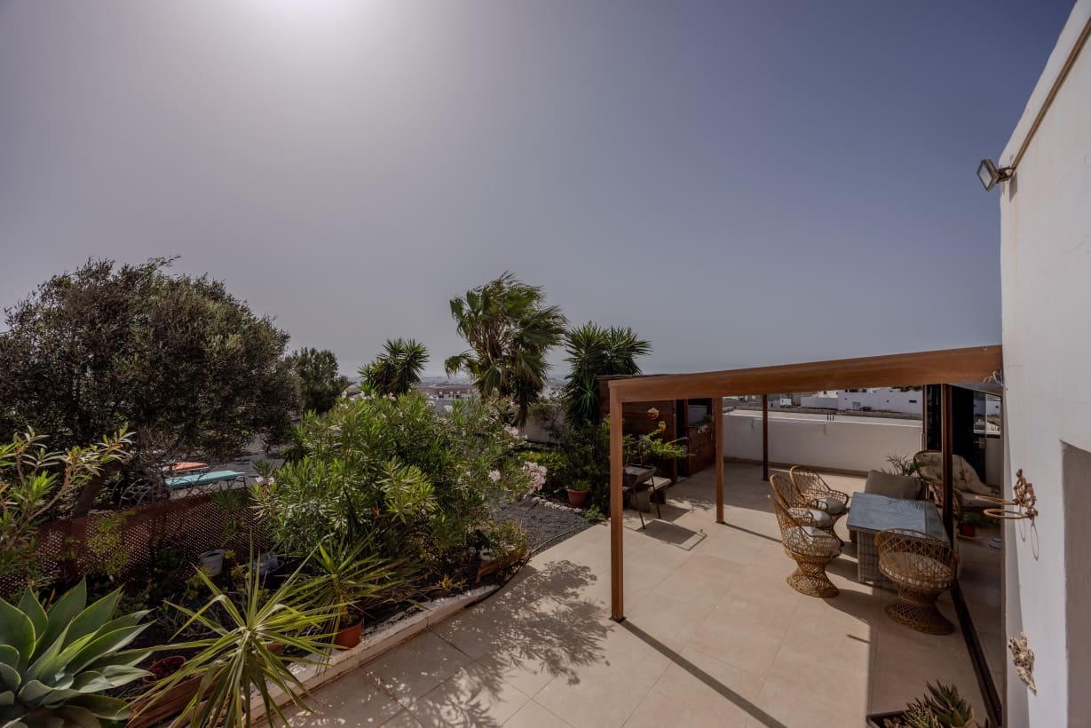 2 bedroom Villa for sale in Arrecife with garage - € 350,000 (Ref: 9172420)