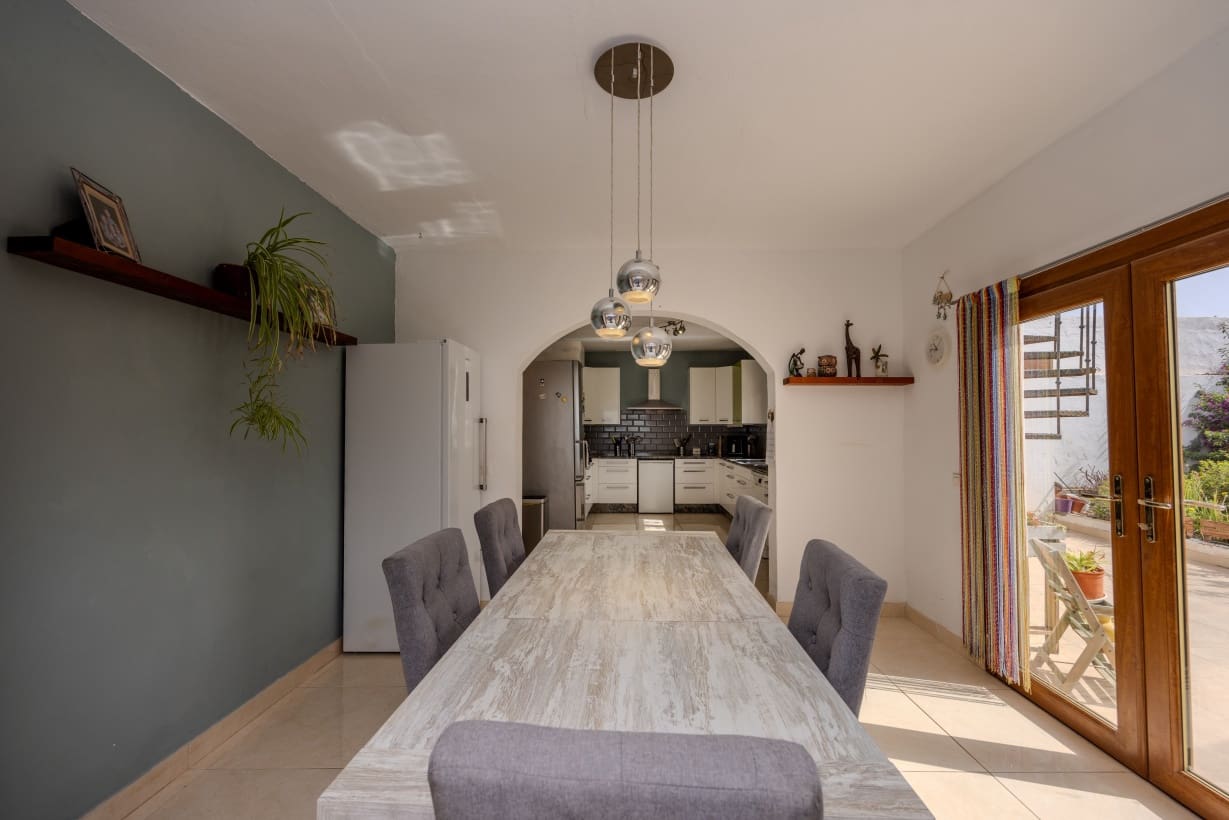 2 bedroom Villa for sale in Arrecife with garage - € 350,000 (Ref: 9172420)