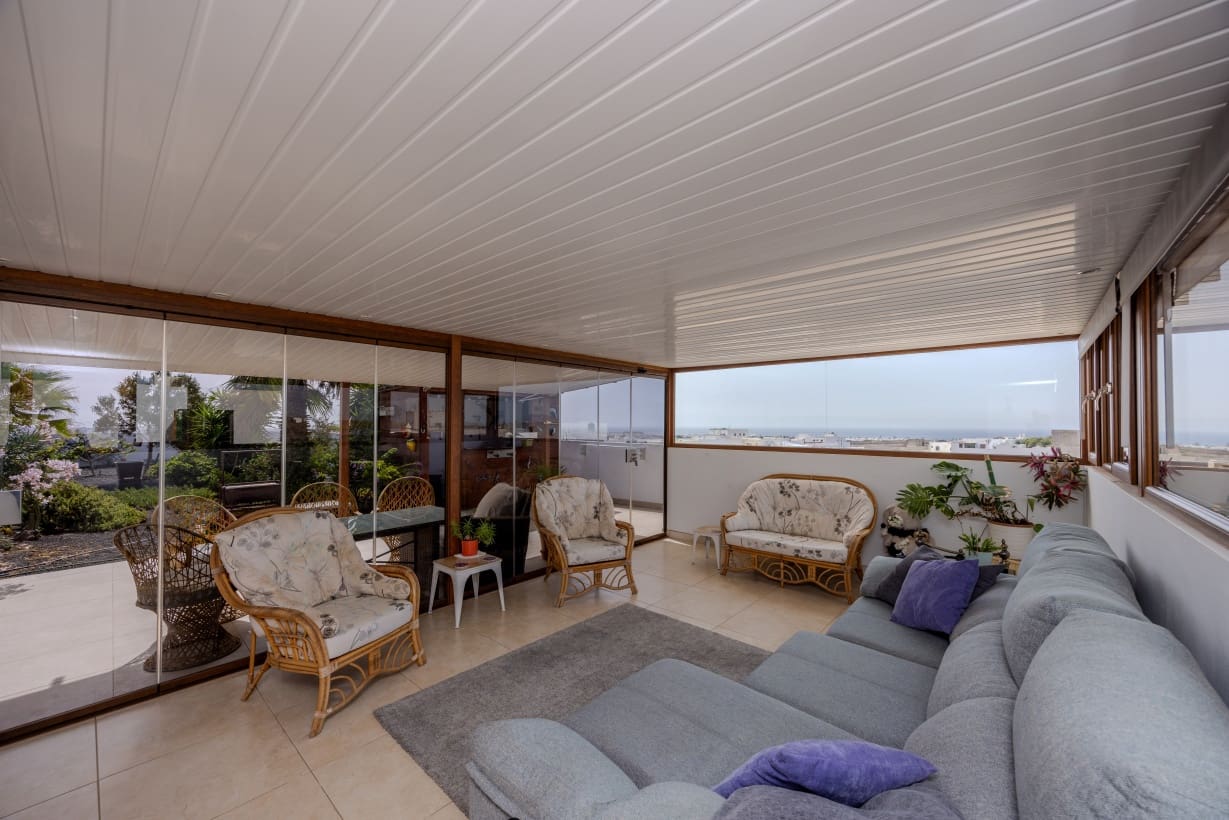 2 bedroom Villa for sale in Arrecife with garage - € 350,000 (Ref: 9172420)