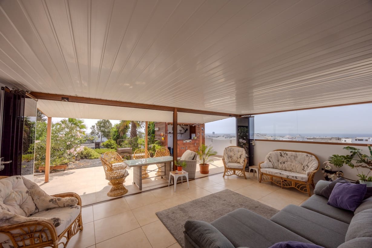 2 bedroom Villa for sale in Arrecife with garage - € 350,000 (Ref: 9172420)