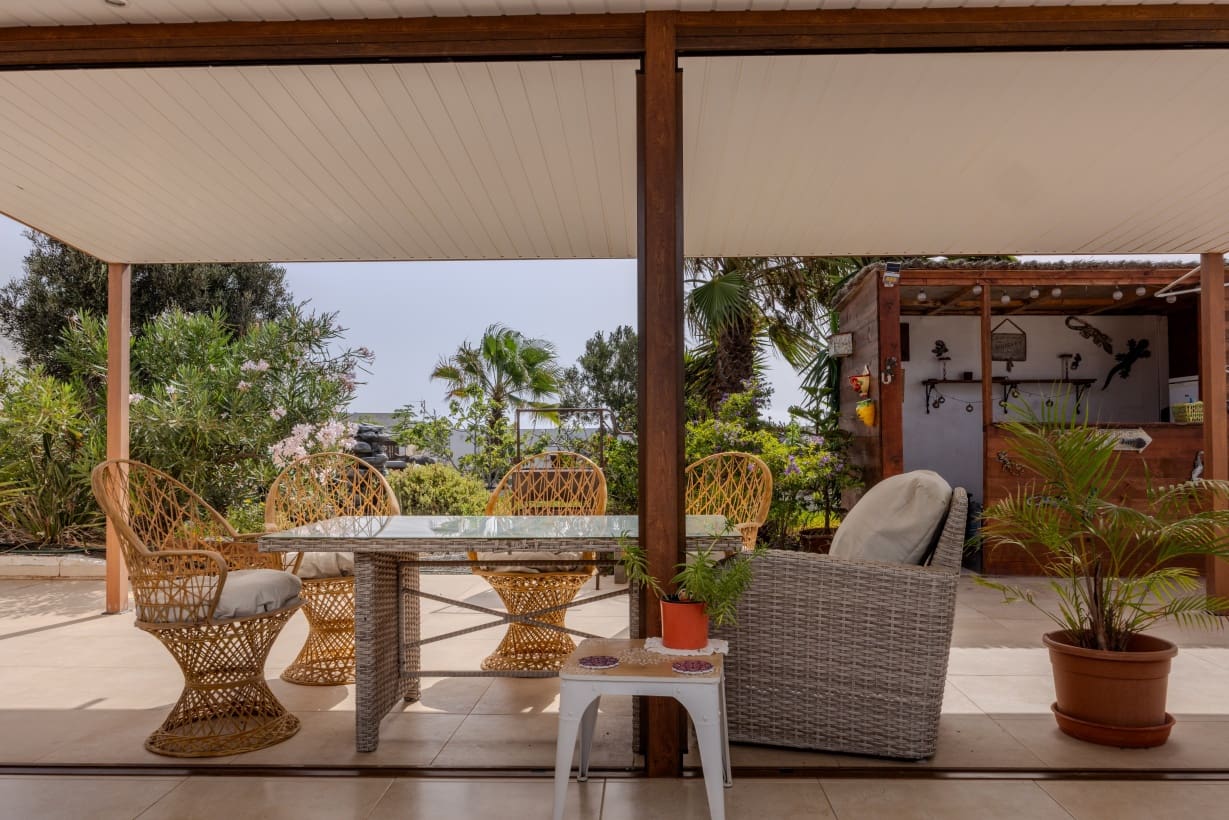 2 bedroom Villa for sale in Arrecife with garage - € 350,000 (Ref: 9172420)