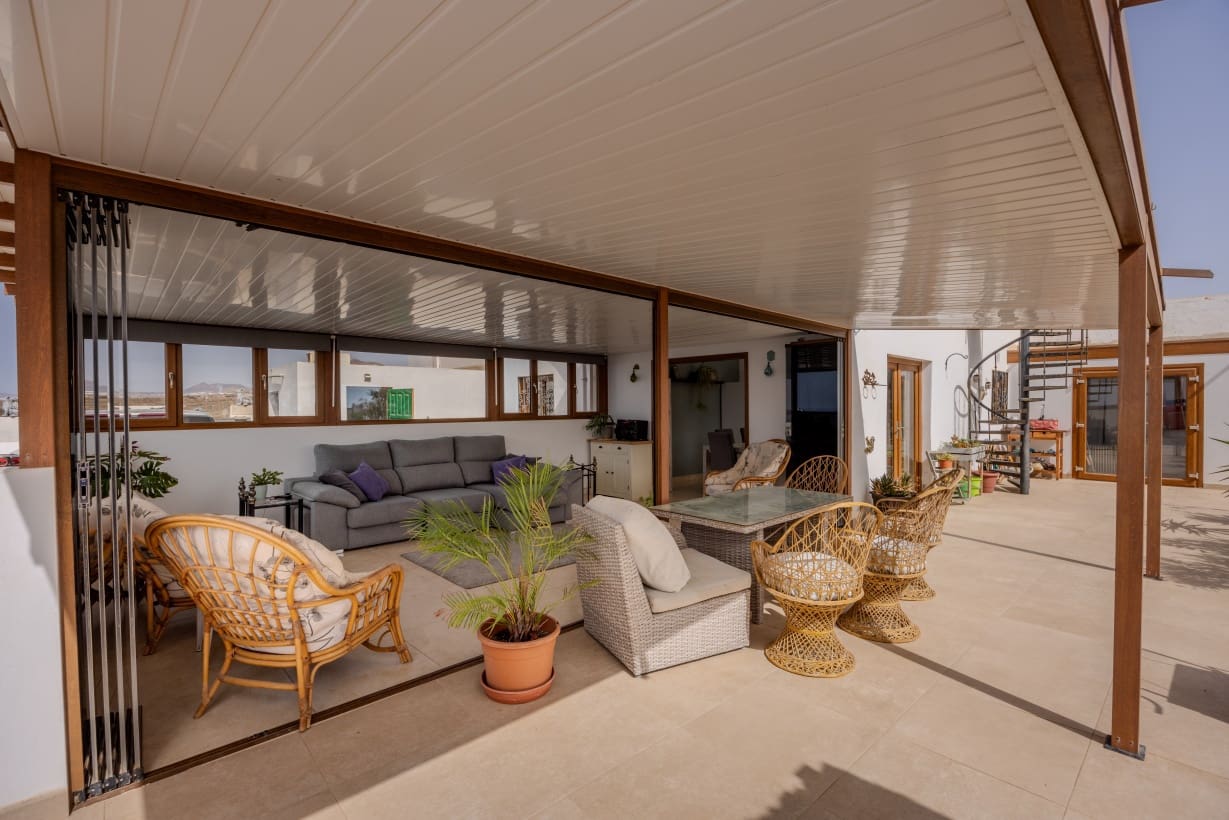 2 bedroom Villa for sale in Arrecife with garage - € 350,000 (Ref: 9172420)