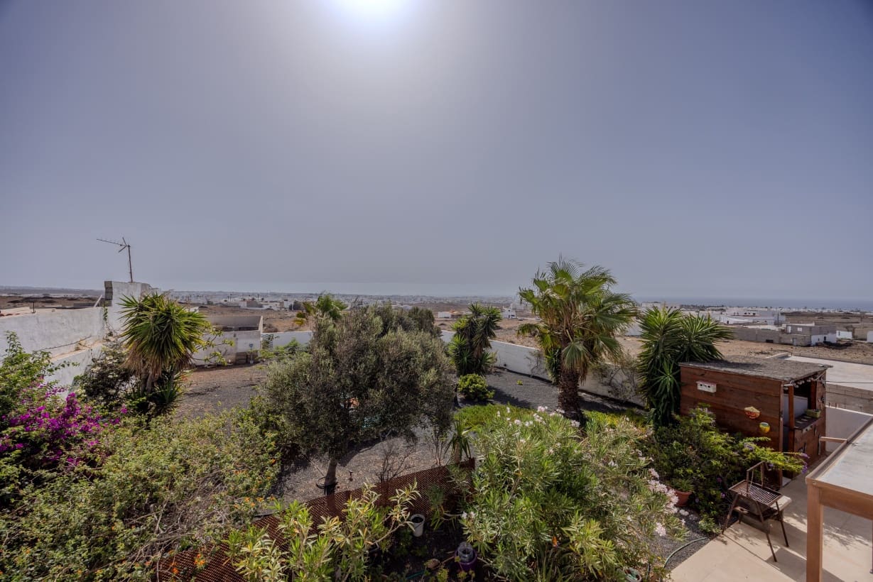 2 bedroom Villa for sale in Arrecife with garage - € 350,000 (Ref: 9172420)