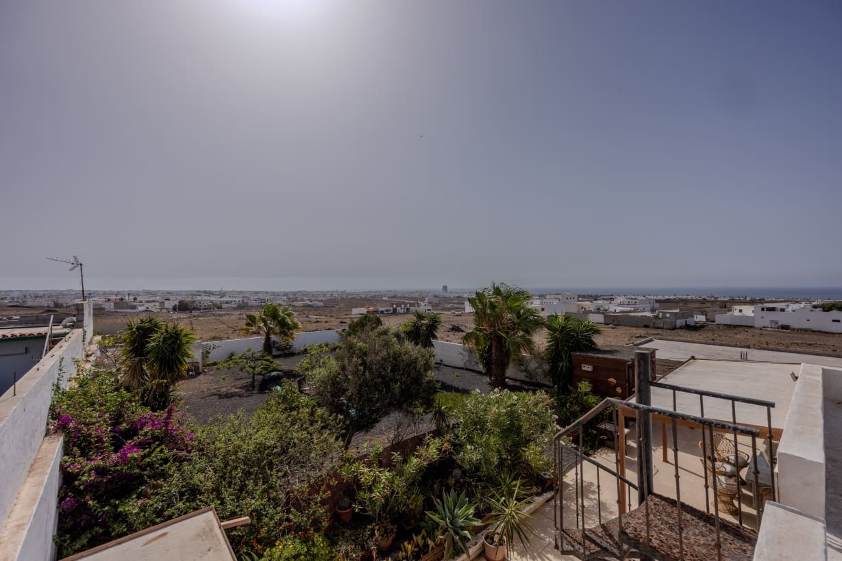 2 bedroom Villa for sale in Arrecife with garage - € 350,000 (Ref: 9172420)