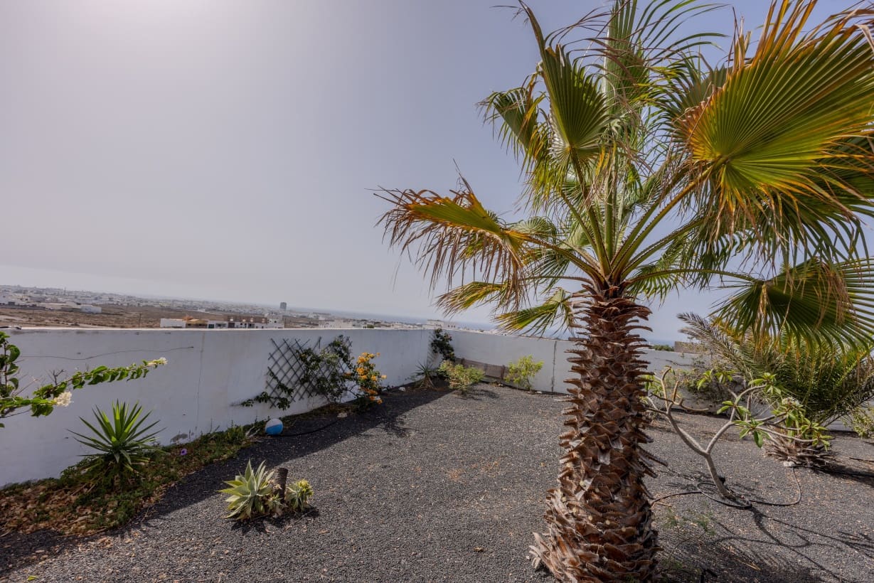 2 bedroom Villa for sale in Arrecife with garage - € 350,000 (Ref: 9172420)