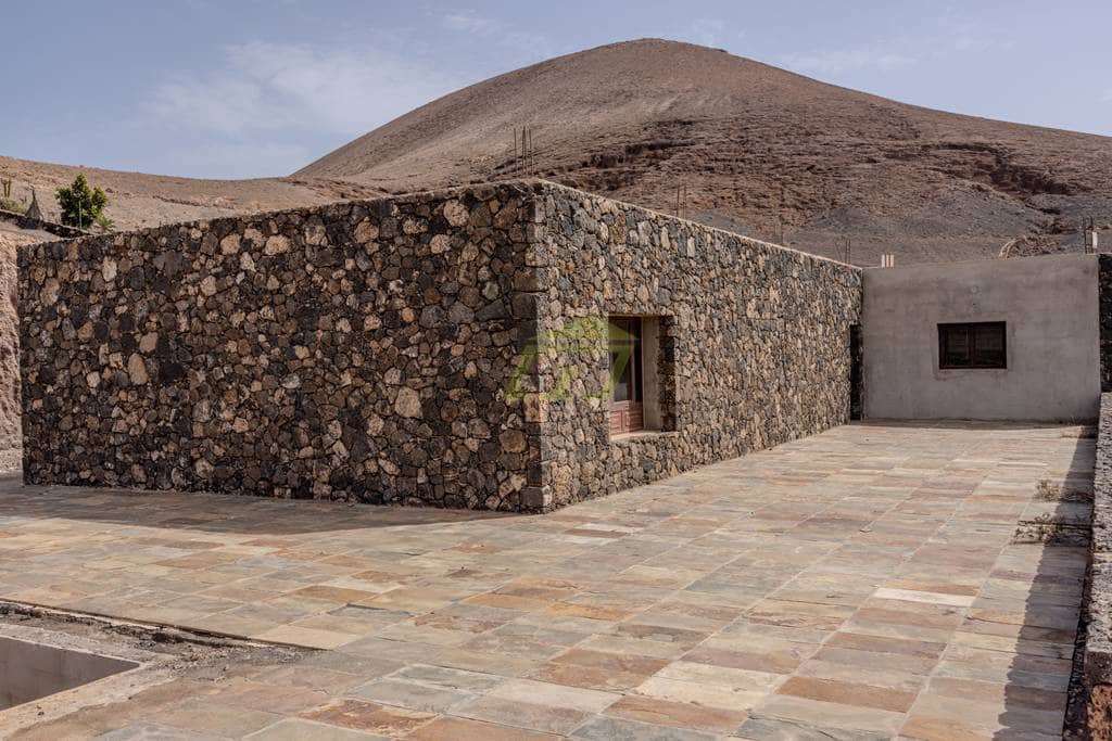 3 soveværelse Villa til salg i Uga med swimmingpool garage - € 359.000 (Ref: 9191723)