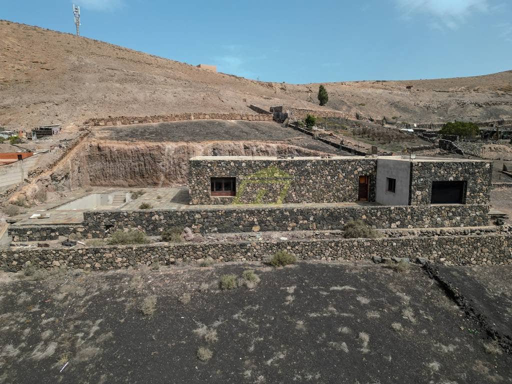 3 soveværelse Villa til salg i Uga med swimmingpool garage - € 359.000 (Ref: 9191723)