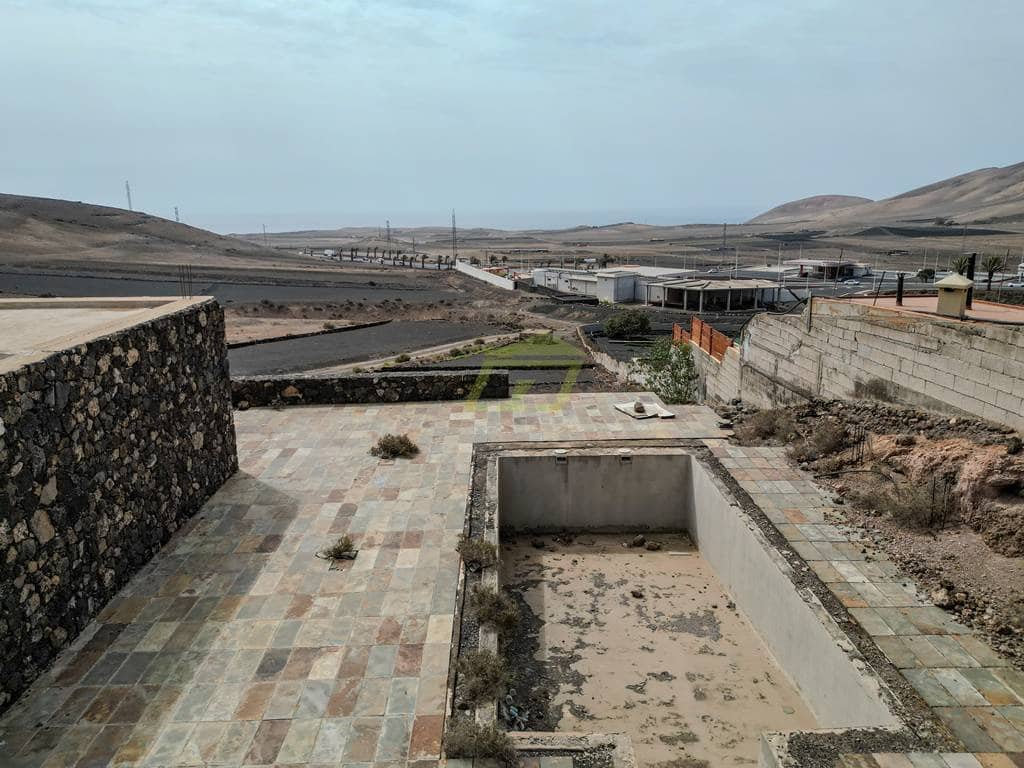 3 soveværelse Villa til salg i Uga med swimmingpool garage - € 359.000 (Ref: 9191723)